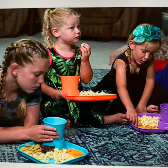 SET OF 6 PLATES AND GLASSES  NEW IN BOX - Picture 3 of 16